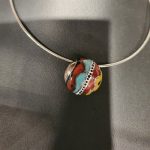 Pendentif en lave émaillée