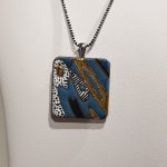 Pendentif en lave émaillée