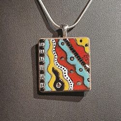 Pendentif en lave émaillée